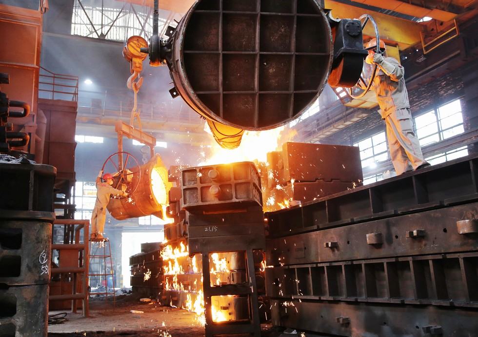 两台浇包同时浇注铸件