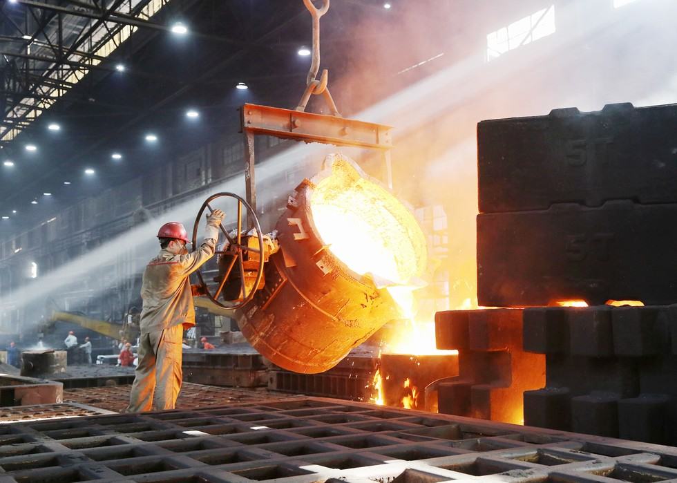 熔化浇注工正在用1500多度的铁水浇注铸件