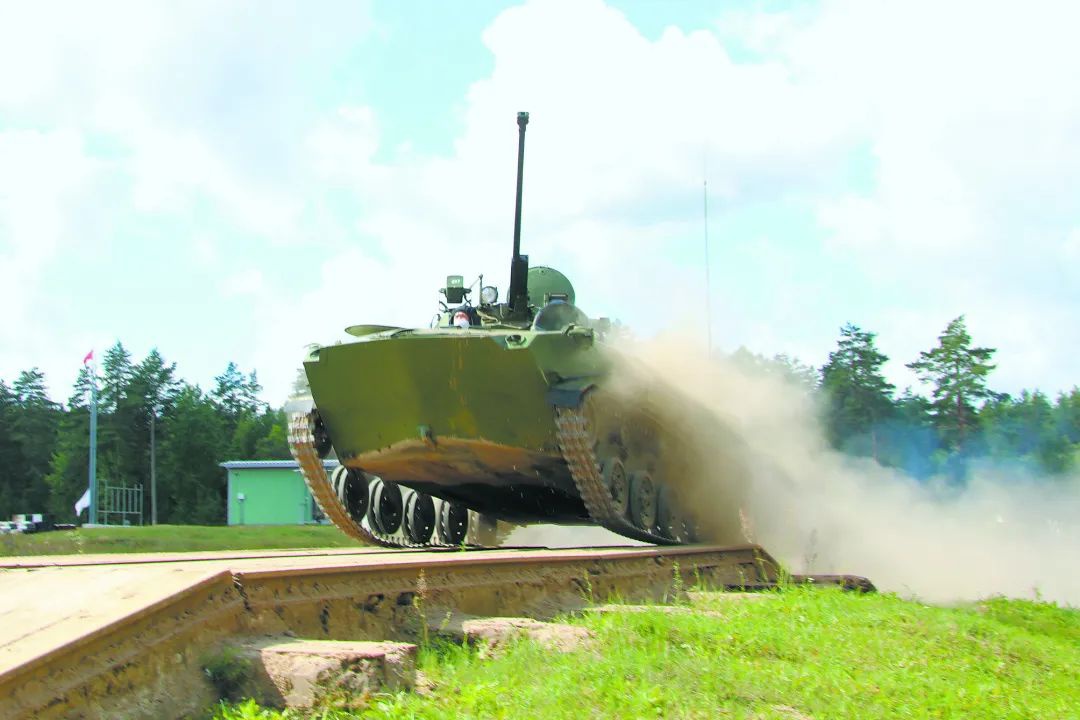 图为战车快速通过车辙桥.帅少鹏摄
