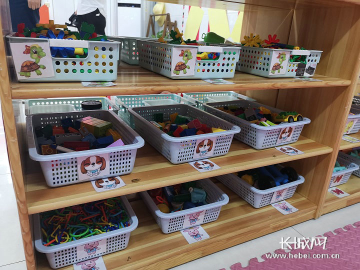 院区内整齐摆放着益智类的玩具.长城网记者 闫思宇 摄
