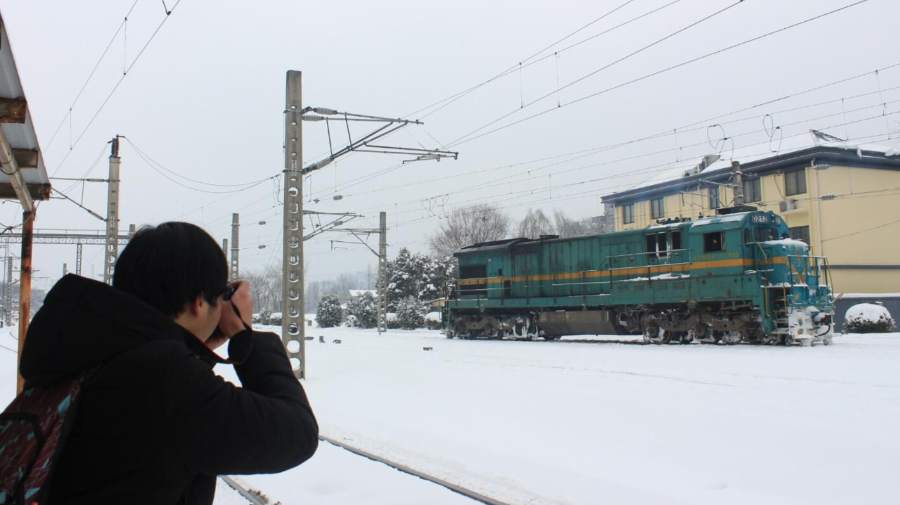 "我是一个火车迷,从小就爱看火车.