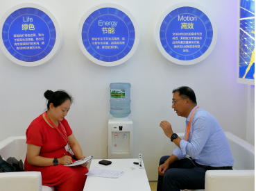 莱姆电子中国区总经理张宗慧（右）接受国际能源网