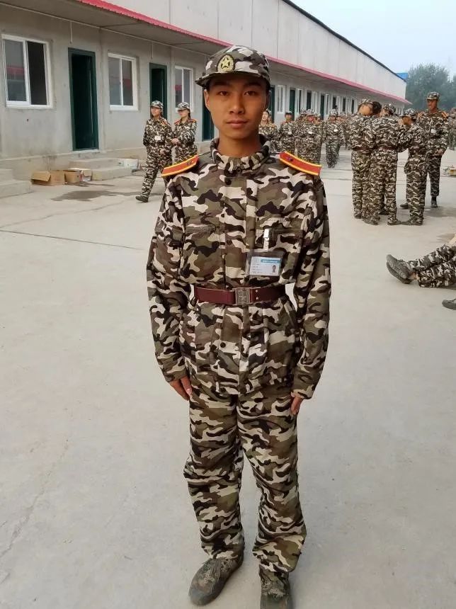 再试一次想圆军人梦这个绿军装的梦他从14岁坚持到现在