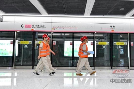 中铁二十二局施工人员在已完工的地铁10号线岗头站内巡检