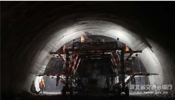 [河北]延崇高速长城岭特长隧道11月底贯通(图)
