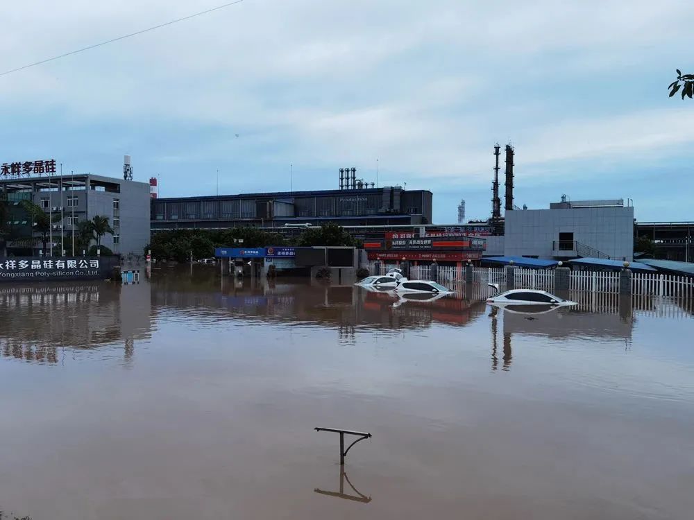 8月18日18：30，永祥多晶硅大门现场 图片来源：通威集团官方公众号