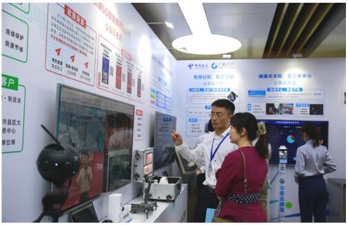 (中国电信广西信产公司副总经理郭勇为与会嘉宾介绍公信云视频产品)