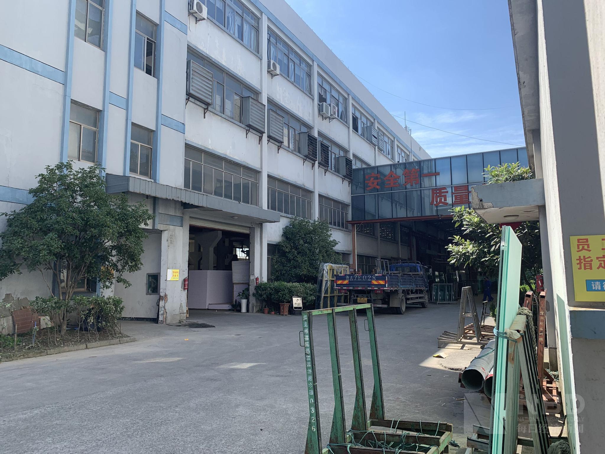 内贸服装厂遭“外转内”和“直播带货”双重挤压  想靠新批发求生