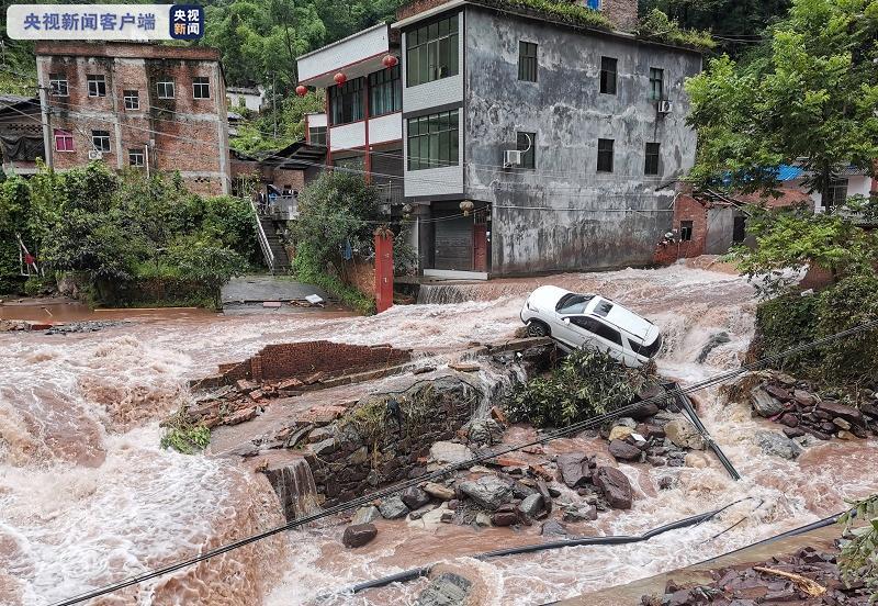 △溪洛渡水电站对外公路被冲毁