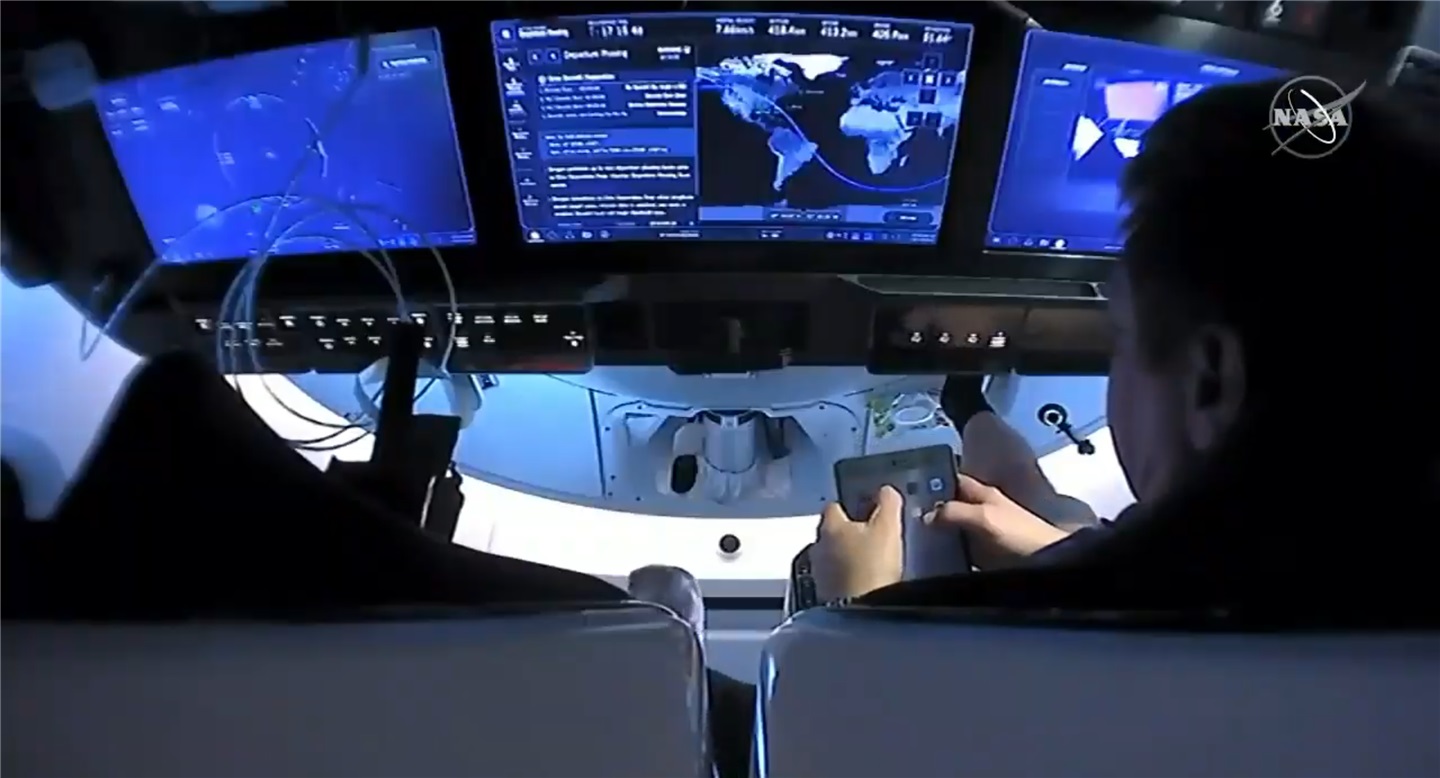 SpaceX 龙二飞船上的 iPad 曾出现 “无法连接到 Internet”情况