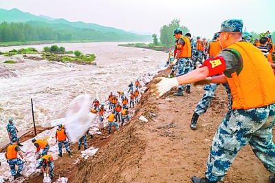 7月19日，湖北麻城举水河，空降兵某旅官兵抢筑堤坝。谢程宇摄/光明图片