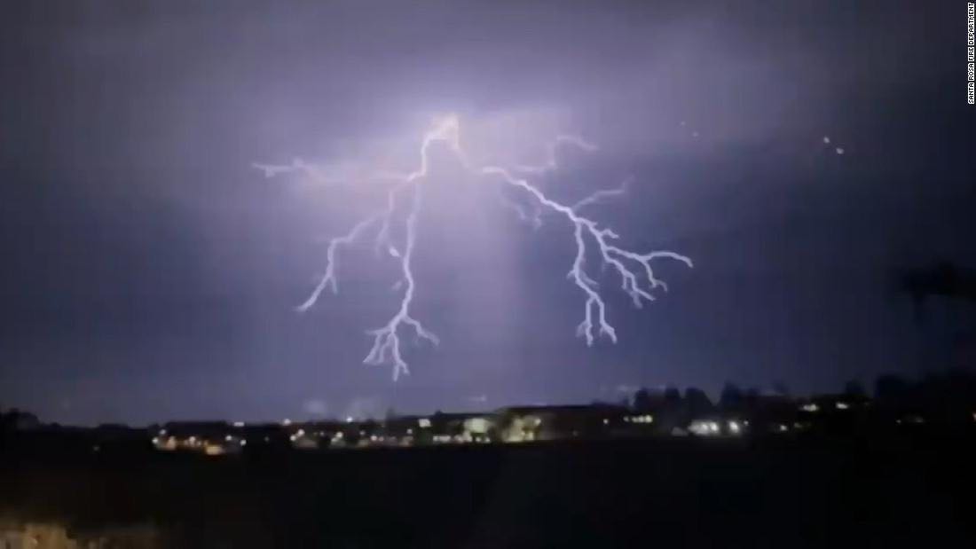 央视|持续极端天气导致美国加州大火及断电