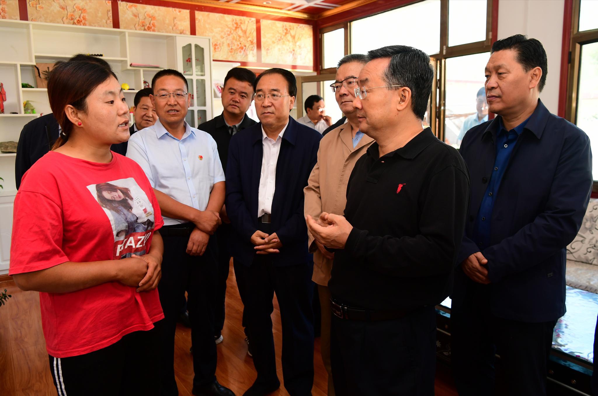 唐仁健在和政县调研指导脱贫攻坚工作