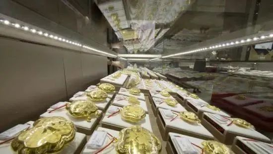  资料图：山西省太原市，某商场的黄金饰品。中新社记者 张云 摄