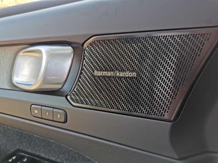 值得一提的是,xc40车型上这套哈曼卡顿尊贵级音响,采用了专利性的air