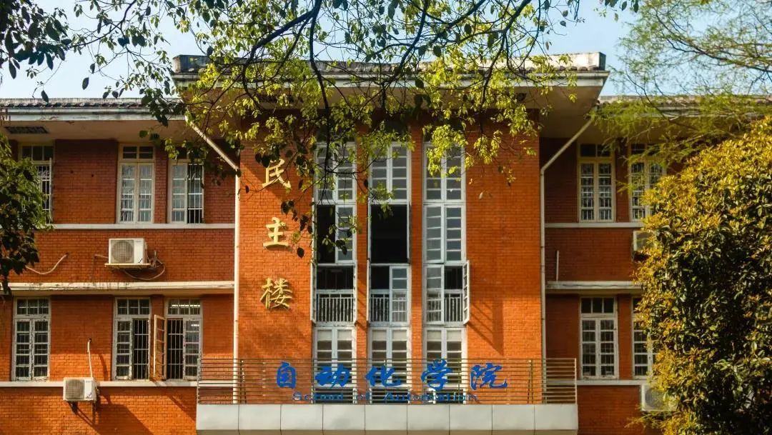 校本部和平楼民主楼1954年8月,校门开始动工建造.