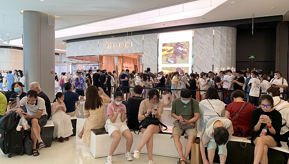 三亚国际免税城里，想进入Gucci门店的消费者需要排队约45分钟 拍摄：张馨予