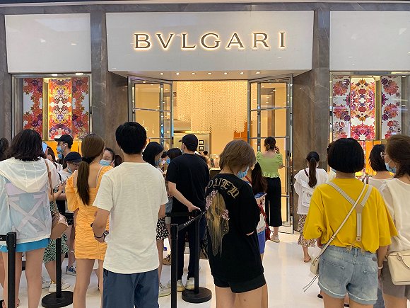 三亚国际免税城里，游客排队进入宝格丽门店 拍摄：张馨予