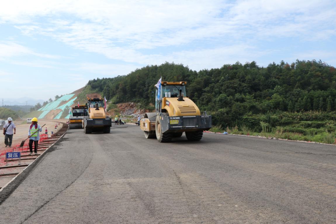 [湖南]聚焦重点项目 ▏龙琅高速一标顺利完成试验段水稳层摊铺施工(图