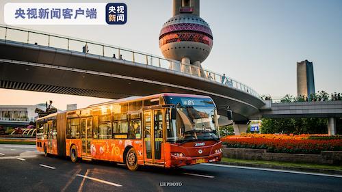上海最后一批18米柴油巨龙车即将退役 新能源车接力上岗