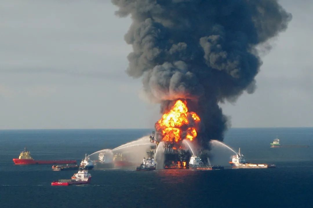 人员扑灭路易斯安那州近海deepwater horizon海上石油井架耀眼的余火