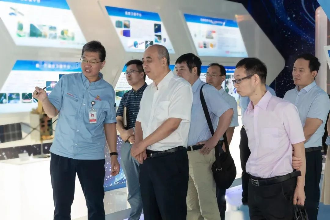 8月20日,校长杨庆新,副校长陈胜勇等一行7人赴中国电子科技集团公司第