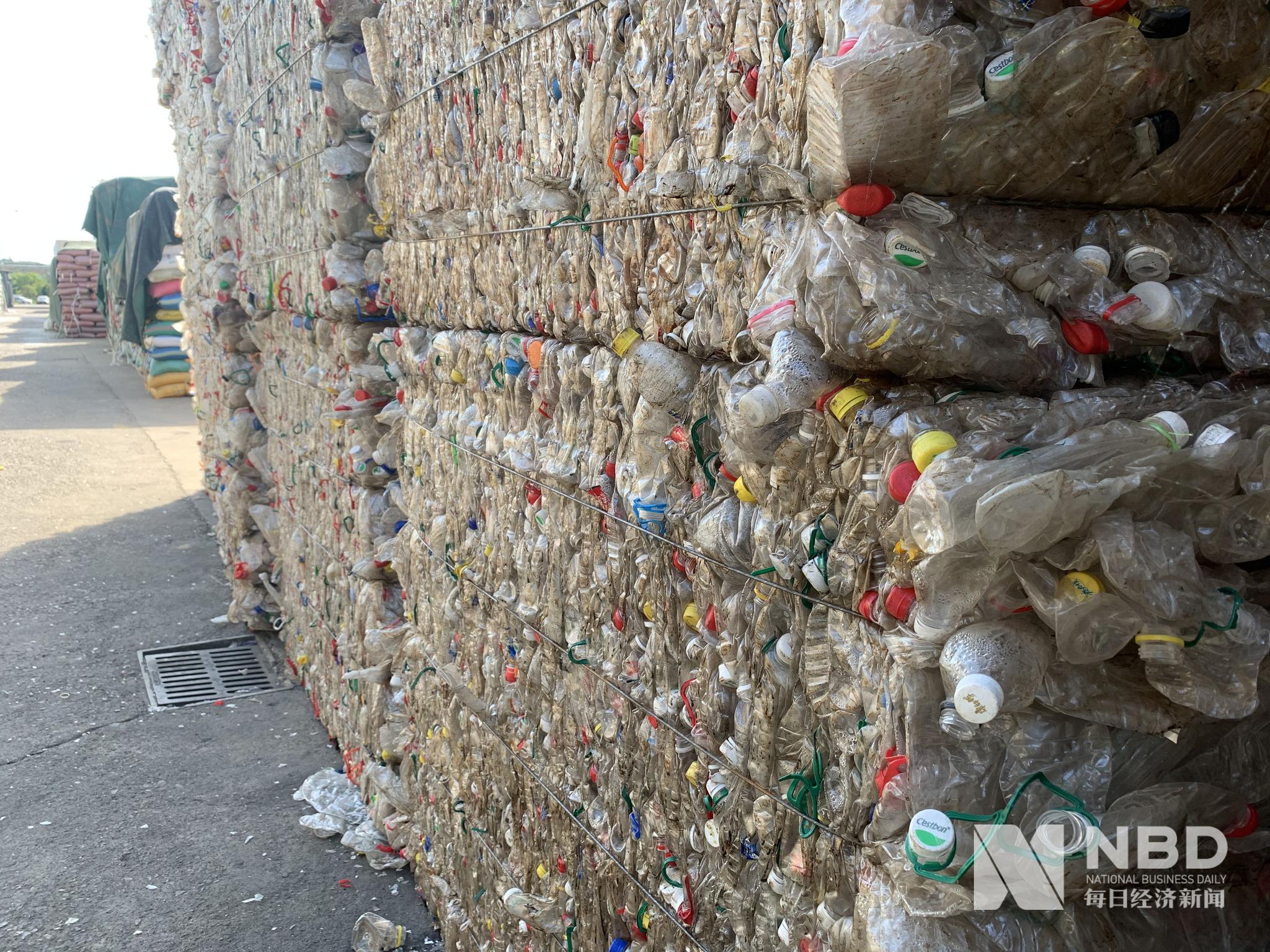 威立雅华菲厂房外堆积的回收塑料瓶 每经记者 李彪 摄