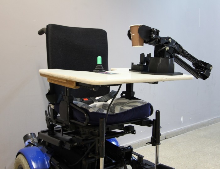 （机械臂的早期原型,旨在协助脊髓损伤患者执行日常任务。图片来源:阿林医院）