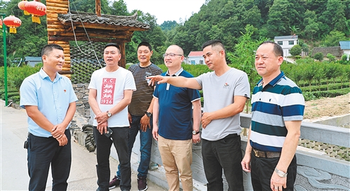 刘大卫(右二)为来访者介绍弭水桥村乡村振兴情况. 林 韬摄