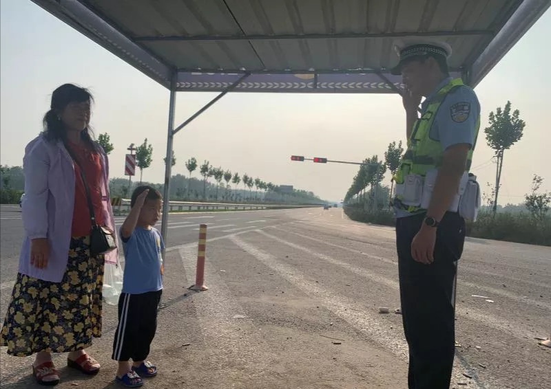 央视|4岁萌娃给交警送水 这一幕太暖心！
