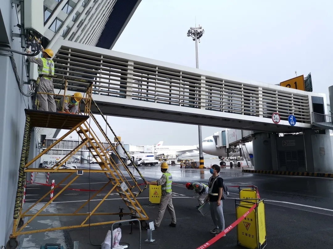 航站楼廊桥5g微站施工截至目前,上海铁塔已完成虹桥机场t1航站楼及