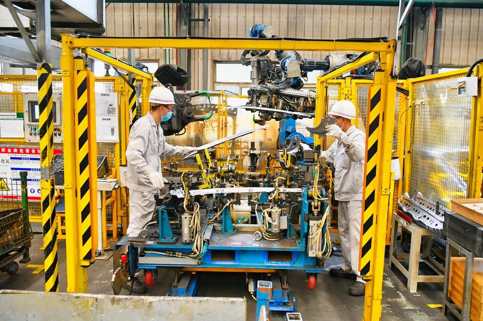 员工们完美配合自动化机器的生产节拍 黄炎/摄