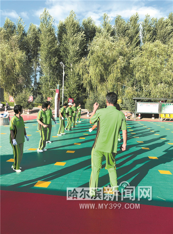 村民们在广场上跳起恰恰舞。