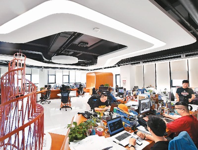 海南生态软件园内一家企业的员工在工作。新华社记者 郭 程摄