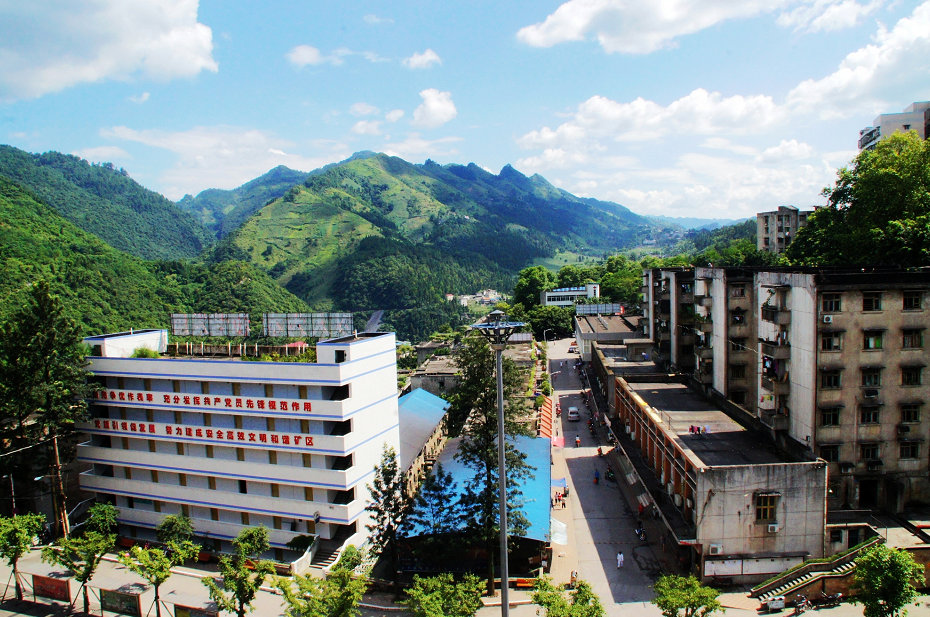 90年代末的渝阳煤矿文明一条街街景(曾兵摄)跨入21世纪,渝阳煤矿从