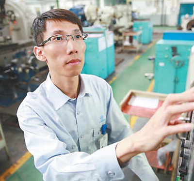 访黎明航空发动机公司首席技能专家洪家光：毫厘之间 精密磨削