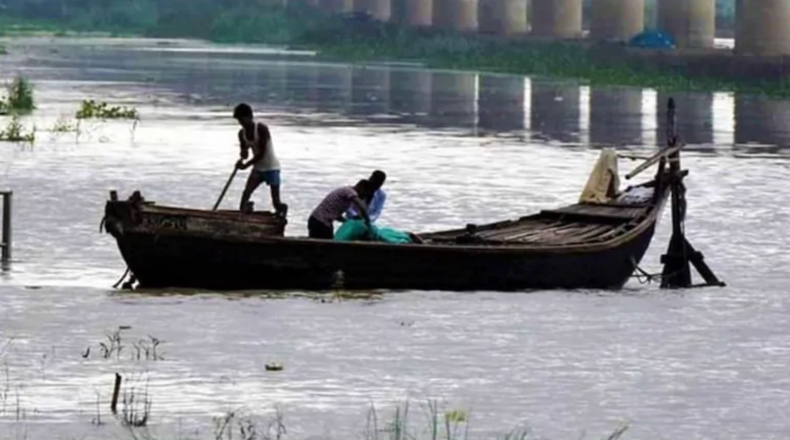 比哈尔邦首府巴特那，疫情期间，有死者尸体被抛入恒河中。