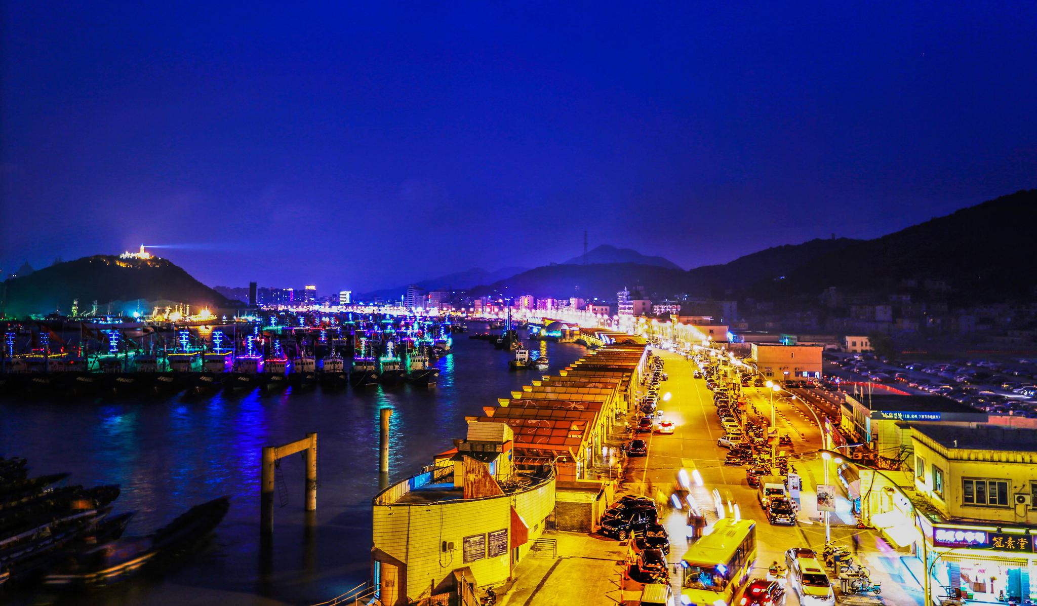 图为舟山沈家门渔港夜排档.张海霞 摄