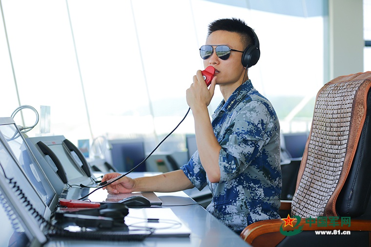 吴东颖在塔台指挥.