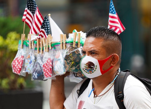 8月19日，一名小贩在美国纽约时报广场售卖口罩。新华社记者 王迎 摄