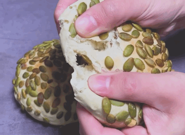 ▲ 南瓜籽面包，香气扑出屏幕。