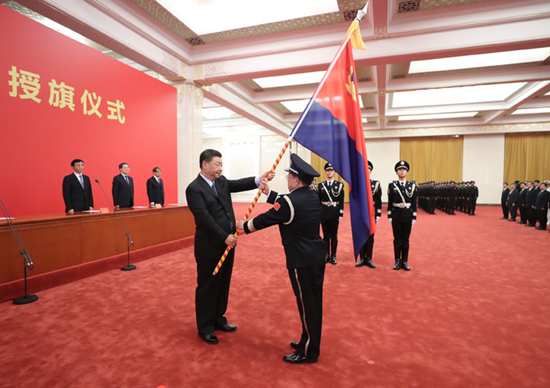 2020年8月26日，中国人民警察警旗授旗仪式在人民大会堂举行。习近平向中国人民警察队伍授旗并致训词。这是习近平向中国人民警察队伍授旗。新华社记者 鞠鹏摄