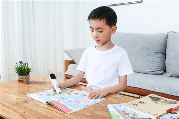 (图:孩子独立使用阿尔法蛋词典笔)