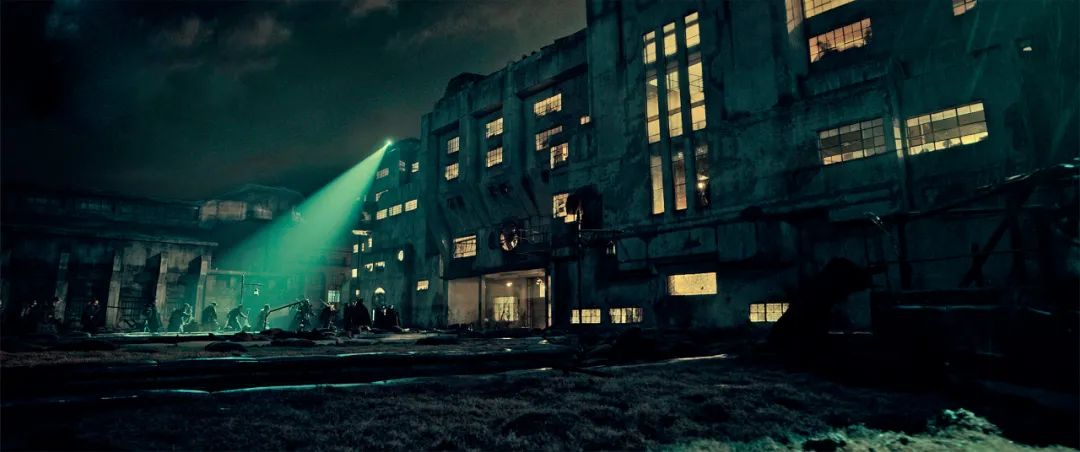 《八佰》剧照:希望之光——八百壮士进驻四行仓库.图/受访者提供