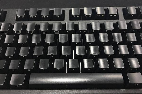 所谓打油其实就是你手指把键帽表面给磨光了,再夹杂一些人体的分泌物