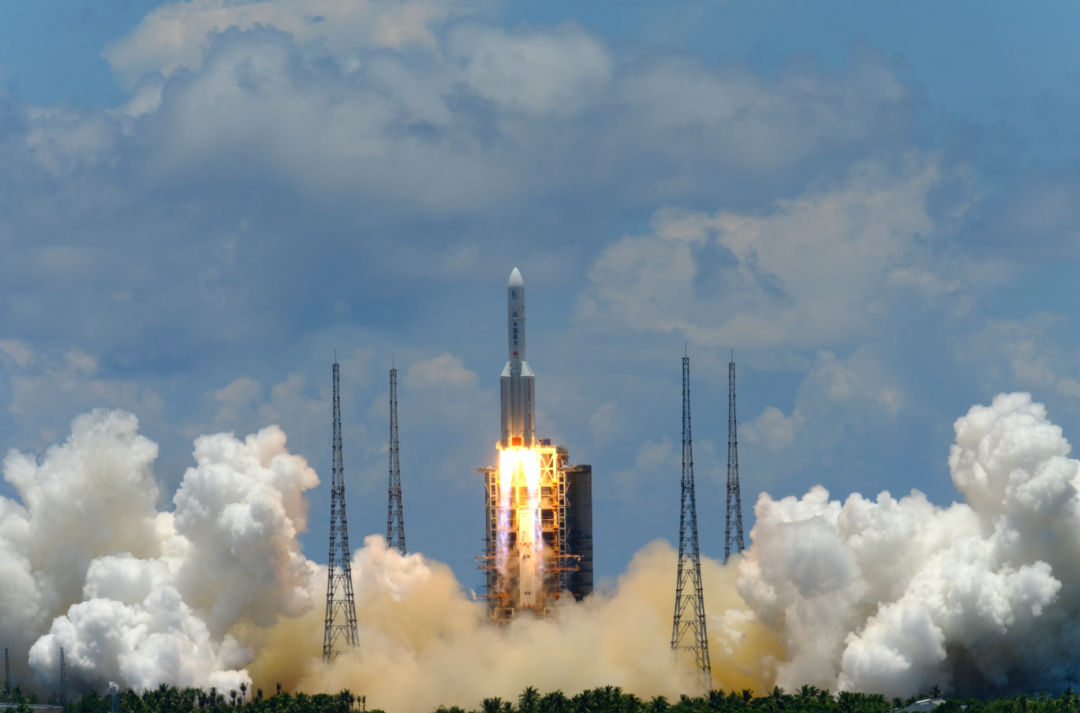 中国首次火星探测任务天问一号探测器,由长征五号遥四运载火箭发射升