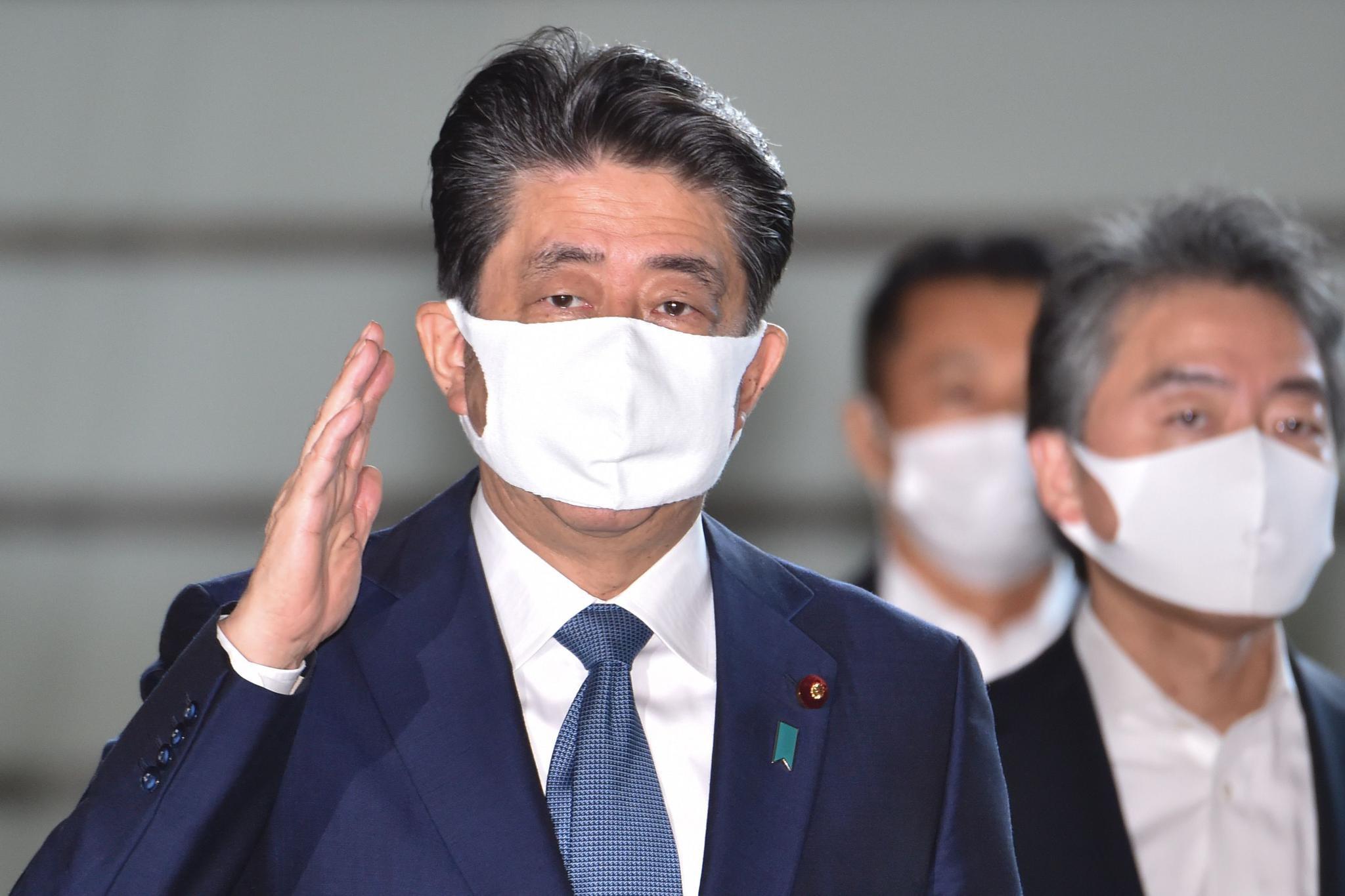 △8月28日，日本首相安倍晋三抵达首相办公室