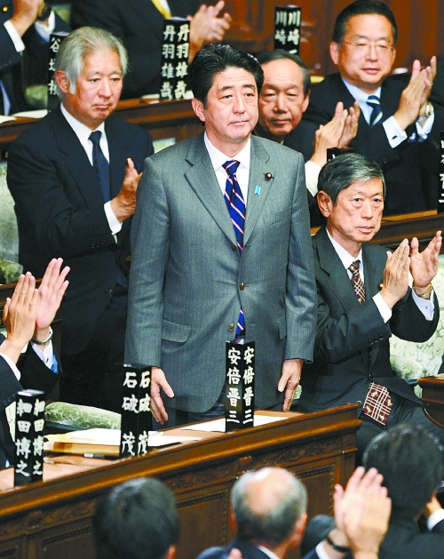 △2012年，安倍晋三当选首相后接受国会议员们的祝贺。