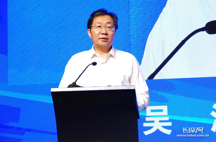 衡水市副市长吴波主持并就衡水市投资环境作推介说明.