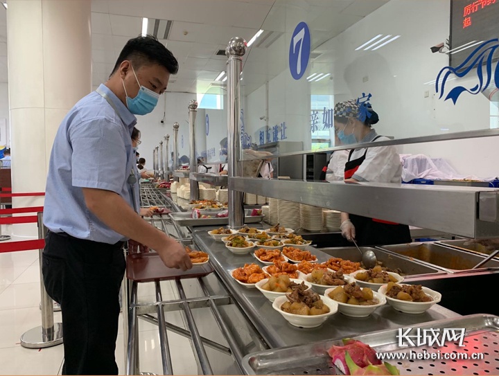 100克小份菜3秒结算石药集团智慧食堂高效配餐不浪费